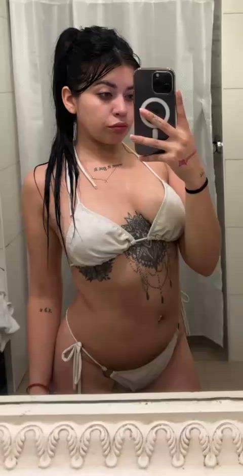 Wir beide zusammen in der Umziehkabine im Schwimmbad?