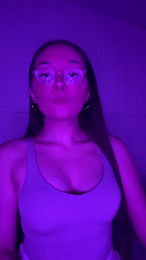 Kneeling & serving a Goddess is how you love spending your Sunday 🥰