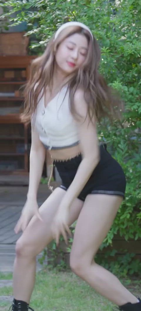 220623 Yunjin // Performing 'FEARLESS' for OSEN Kpop