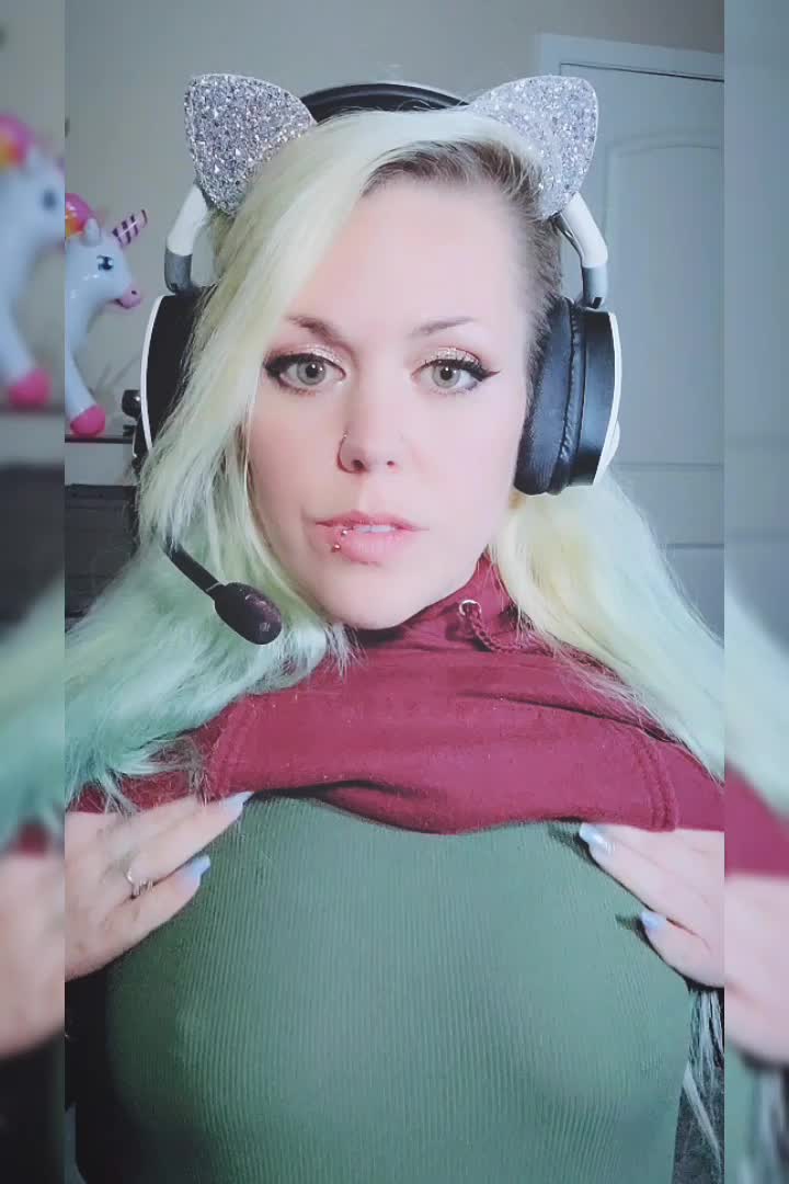 Happy Titty Tuesday from me to you! 💗