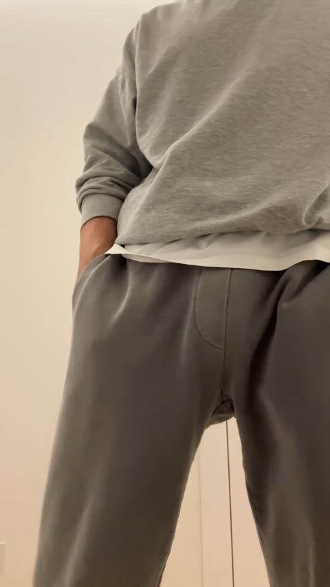 Even sweats don’t do much to hide this 👀