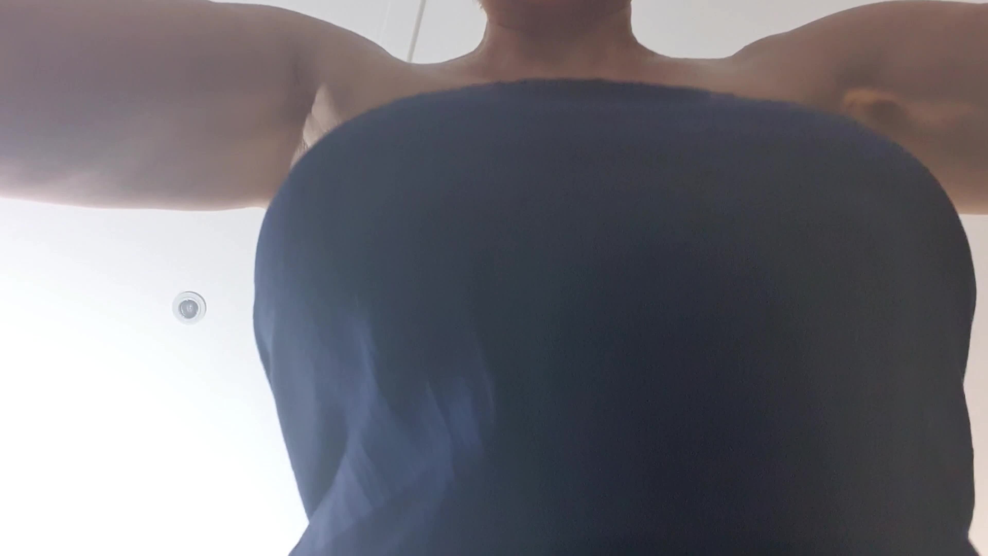 I'm a Giant Goddess looking for little sub men slaves to fulfil my macrophilia fetish xx 54yo 🇦🇺💋