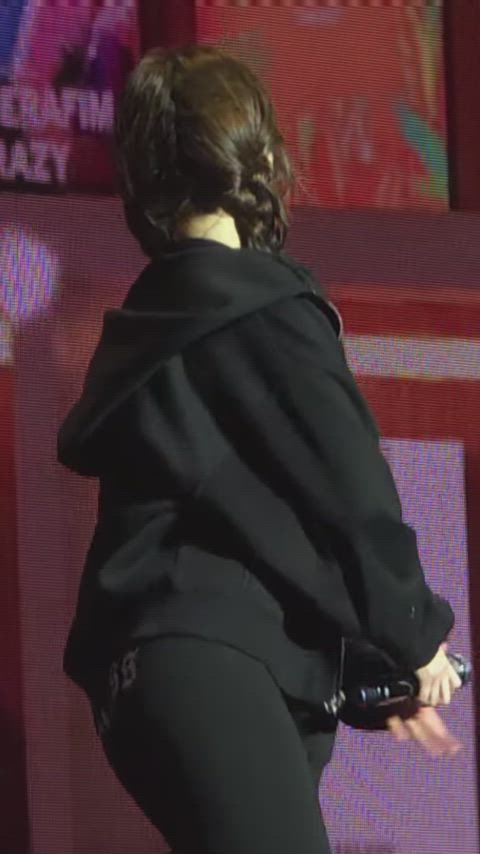 LE SSERAFIM - Yunjin