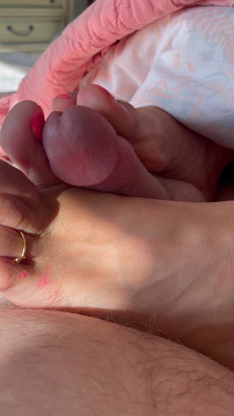I love feeling that hot cum on my feet