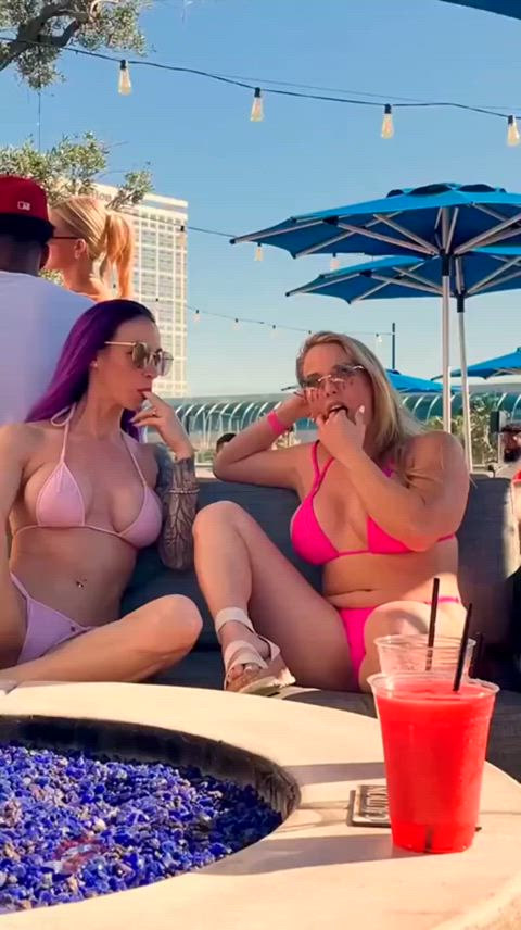 Milf pussy playing in public