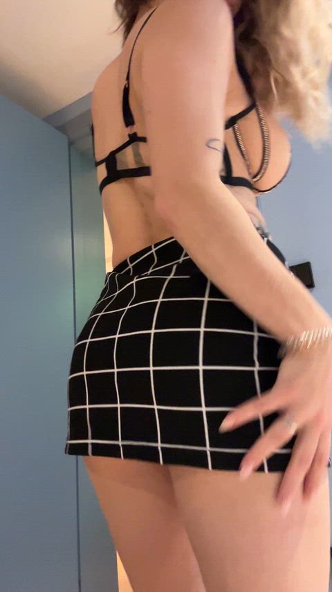 Do you like the view of the fullbacks under my skirt