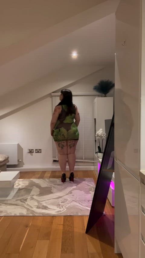 Do u like my curves?