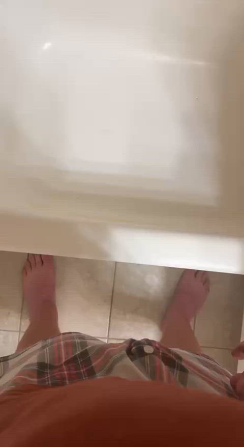 Sometimes the bathtub makes for the perfect urinal 💦