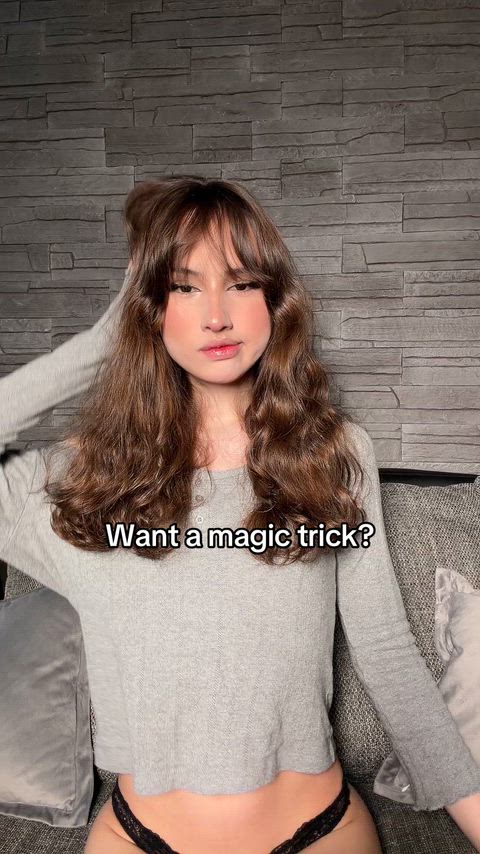 A moment in which every glance becomes a promise of something more 🥰