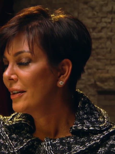 Kim Kardashian huge cleavage in S9