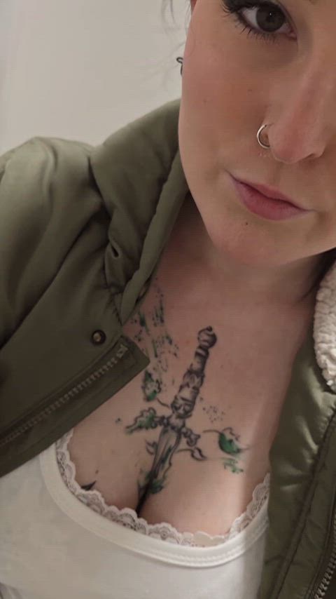 Čekat na muže s kozičkama venku je samozřejmostí, ale přijít tak i domů by jí mělo být taky!😈😋