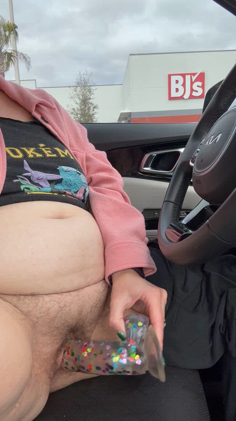 Fill a chubby mom up in her minivan