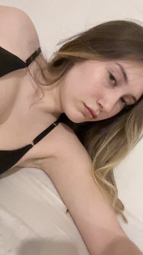 who wants to taste me 18 year old pussy 🤤😩