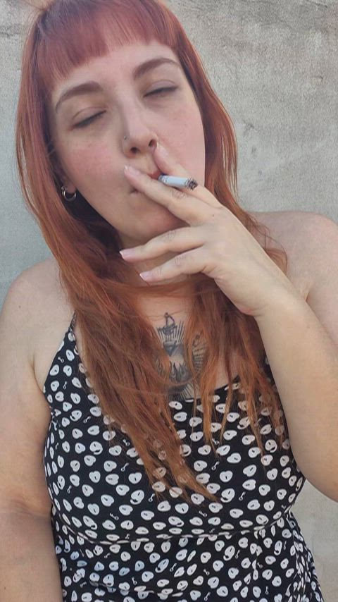 Just woke up from a nap. No makeup, messy hair, quiet terrace… and my first cigarette of the afternoon 🚬