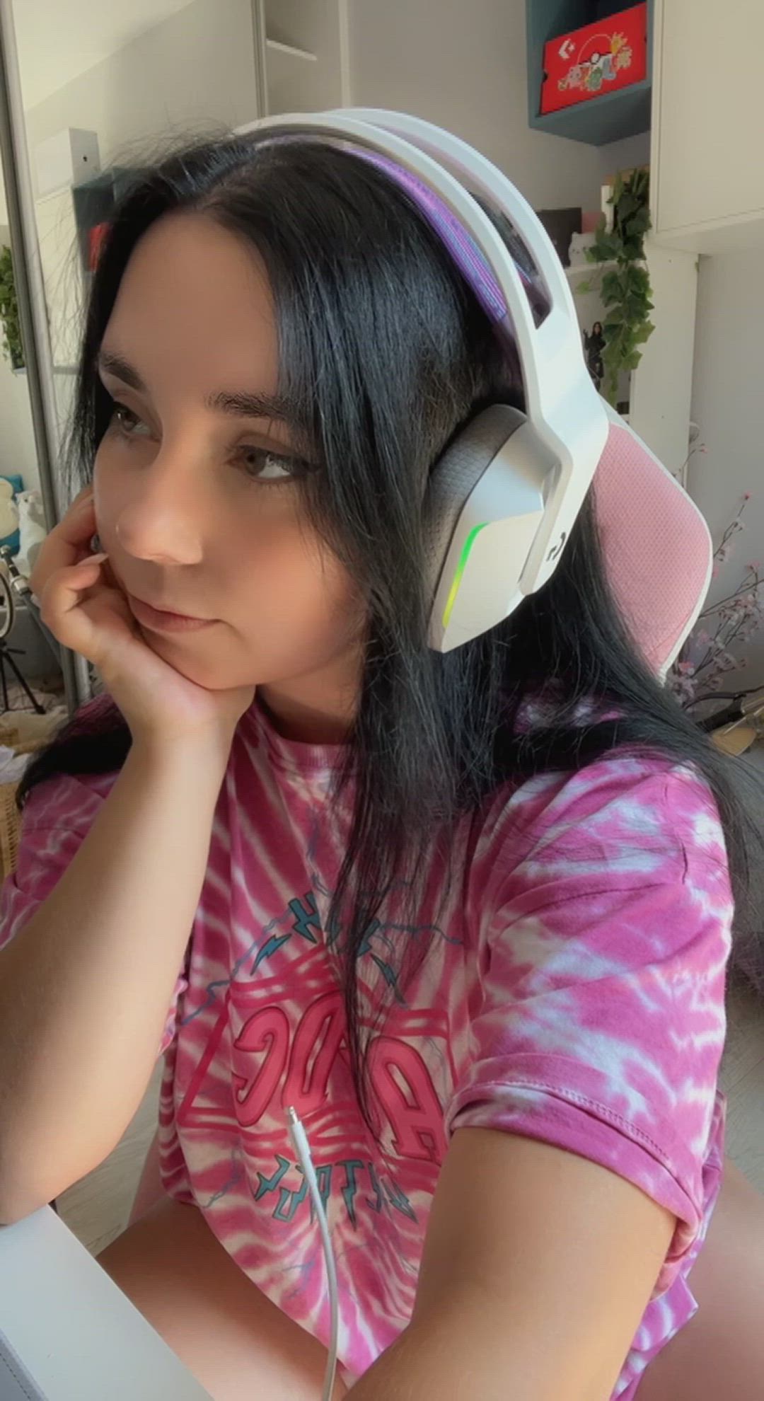 Your busty gamer girl has arrived!