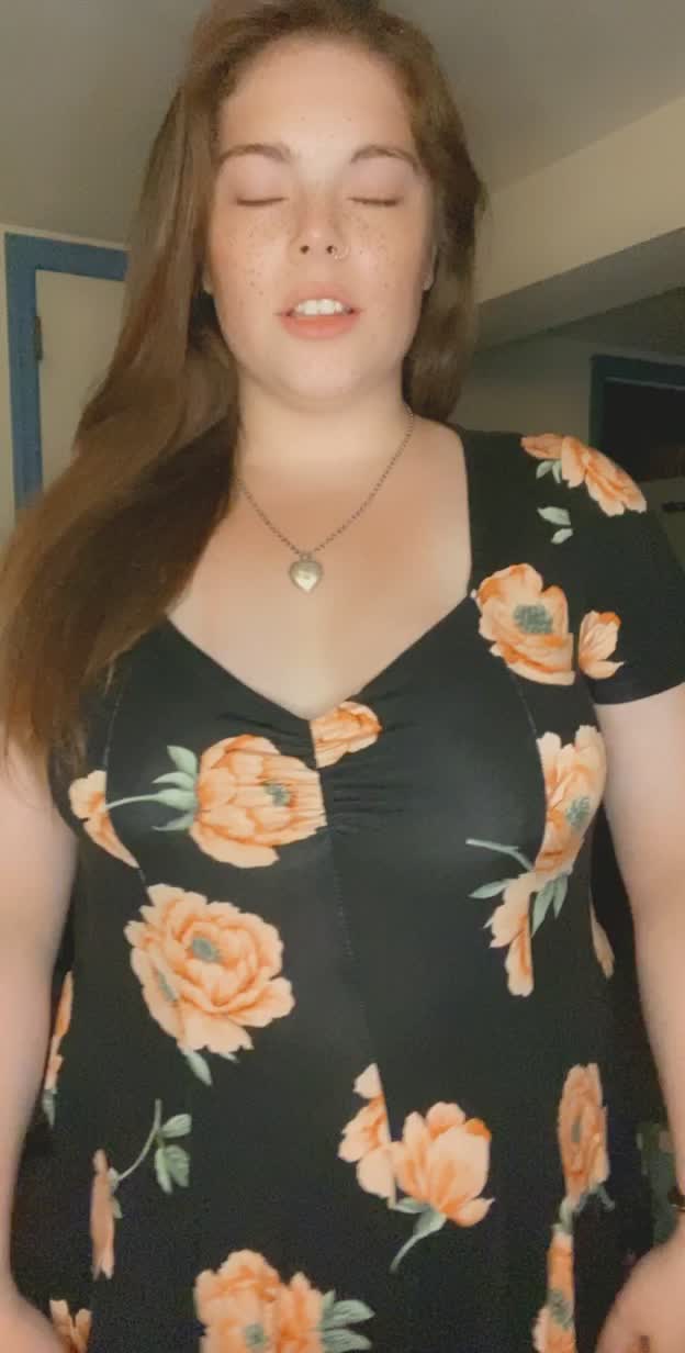 I love how my curves look in my new dress 😋