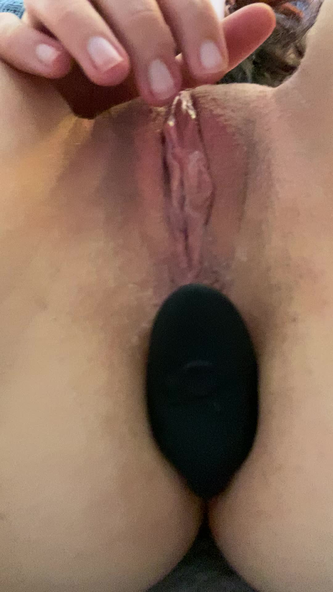 this vibrating plug makes my pussy so wet