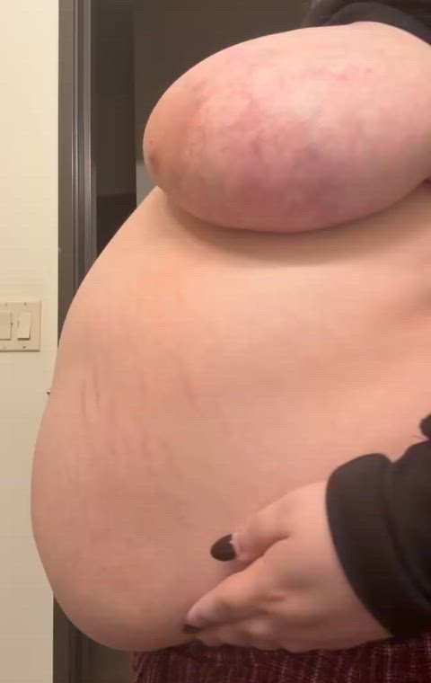 who wants to add more stretchmarks to my swollen belly 😚