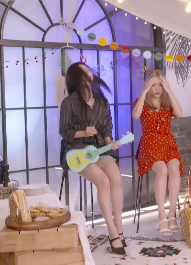 Red Velvet Joy - Gorgeous thighs