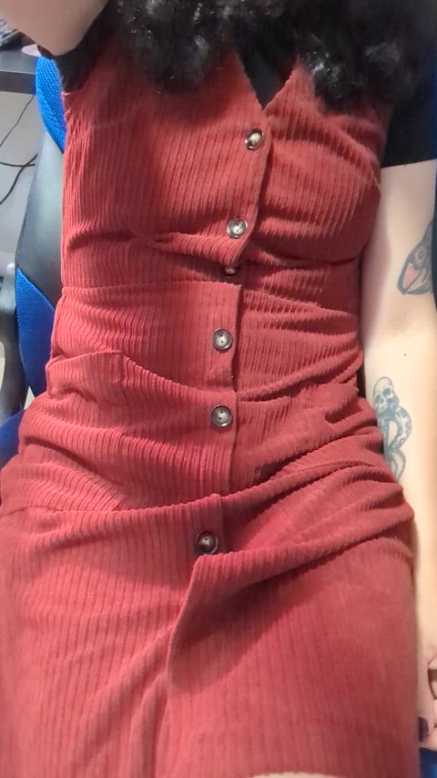Sitting at my desk trying to get some work done but I keep getting distracted 🫣