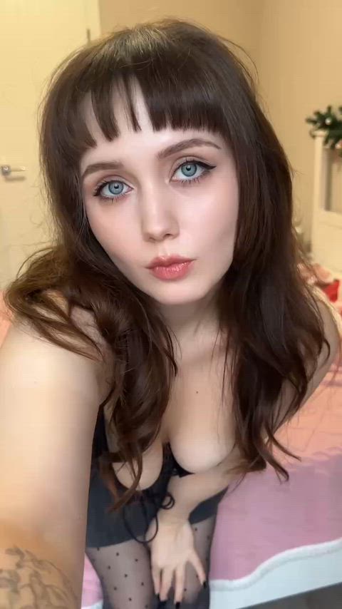 I haven't been here for too long, I came to hypnotize you with my eyes!