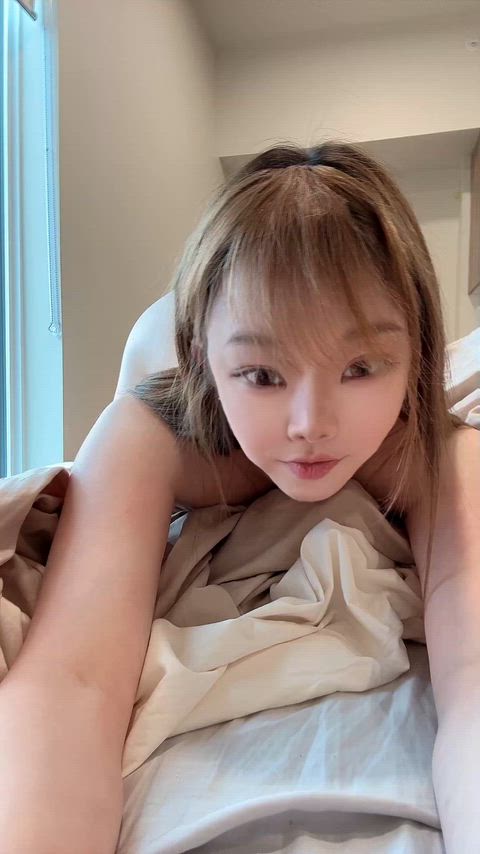 Don't mind my booty, just focus on my face.