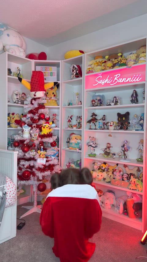 Santa Rosa Shows Off Her Body~ (Cosplay by SushiBunniii)