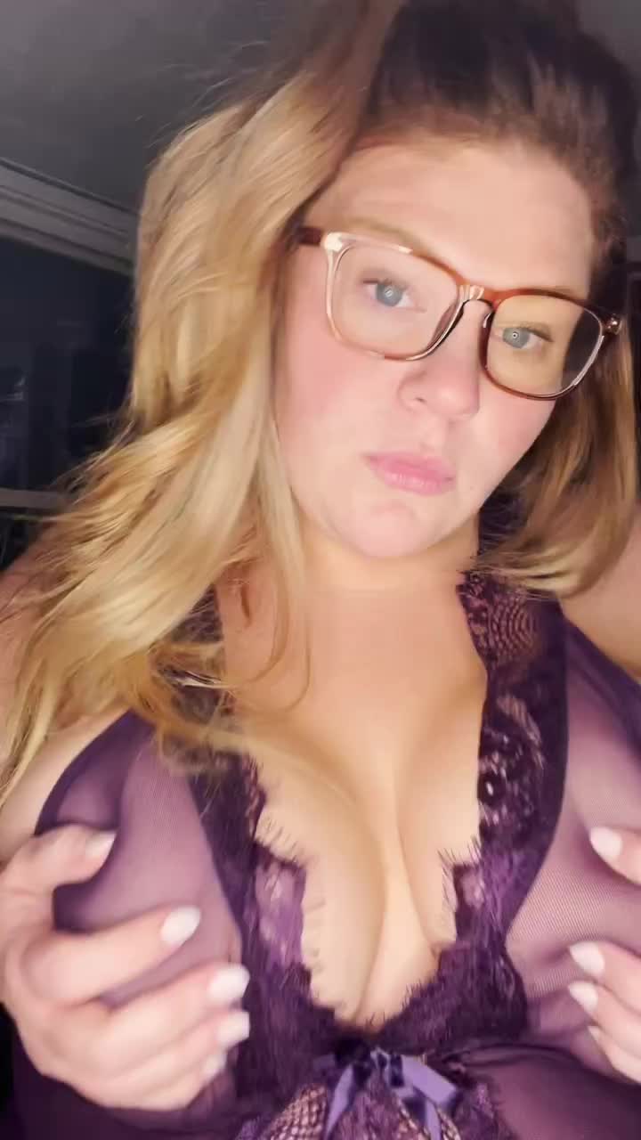 Where are all my Saturday night freaks at? Chats are open...entertain me😻👄😻
