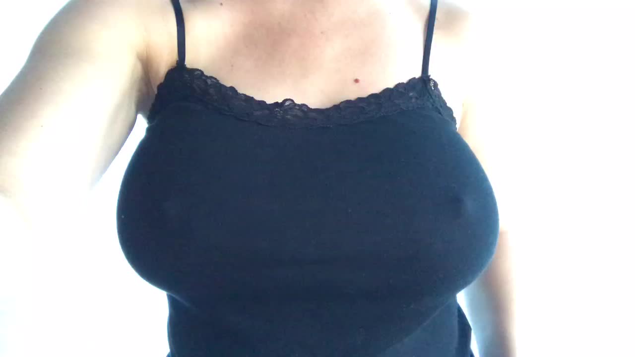 I am NOT that political - I would love either parties cock between my DDDs - let's all cum together shall we? xo 🇺🇸