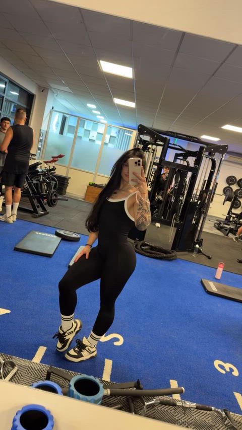 Flexing at the gym, geeking in your DMs