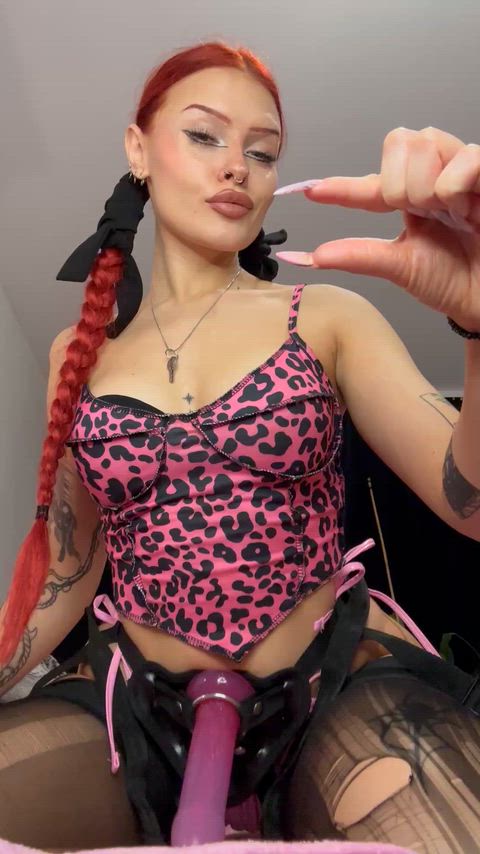 I bet you will jerk off with only 2 fingers, while I am pounding you 🤠