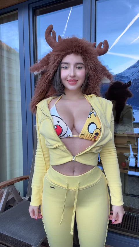 Deer with bouncing tits