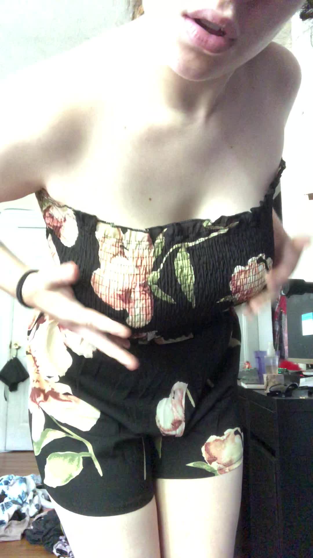 Bouncing in my new outit