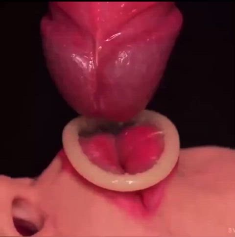 How a woman should put a condom on