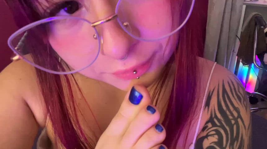 I only friend those who have a foot fetish