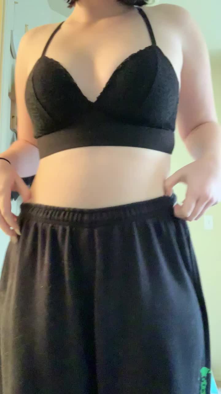 💦💦 I want to start out the week naked with you or enjoy a sexy and creamy 💦💦