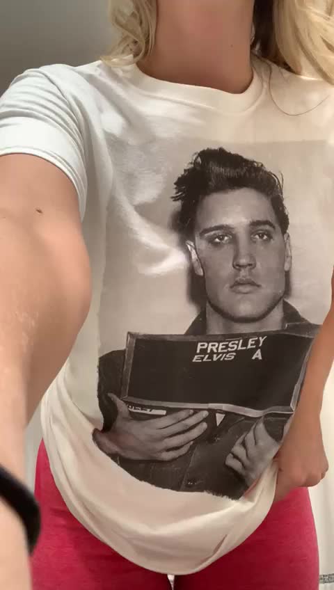 The king loves this queens tits!