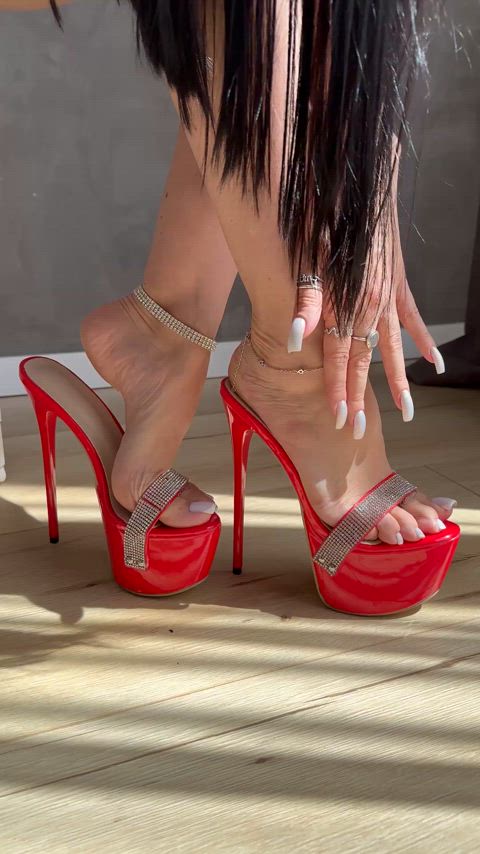 These red mules are begging for attention - are you up for the challenge? 😈👠