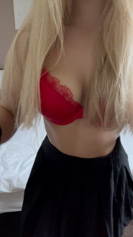 How about we to this without the bra daddy?💙🤍👇
