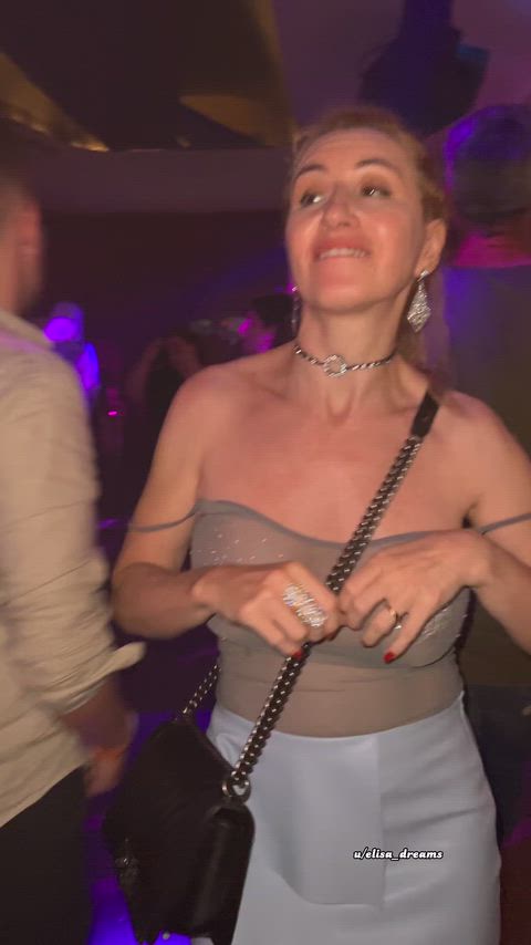 Tu aimes les MILF exhibitionnistes