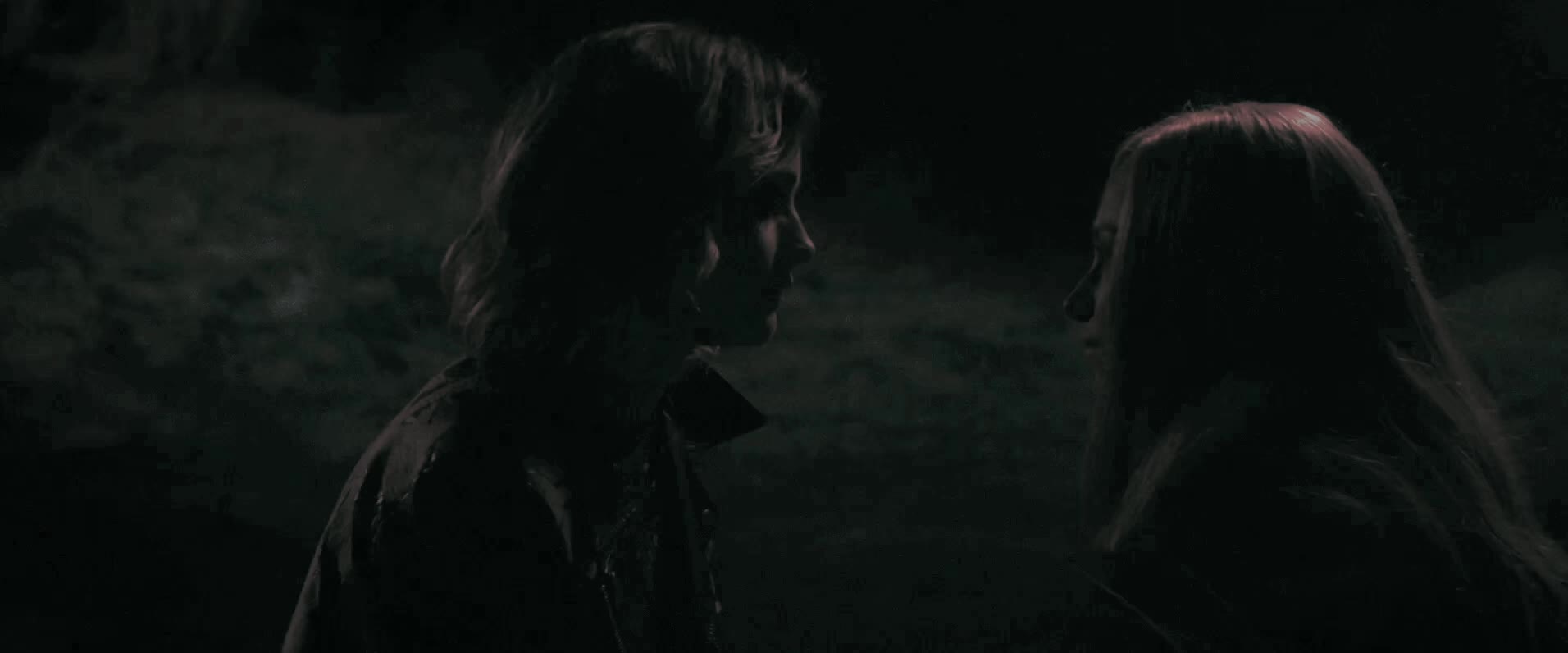 Molly Windsor & Stefanie Martini in Make Up : Kissing