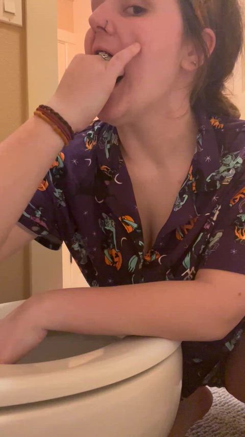 Emptying my stomach, all for your enjoyment 😇💋