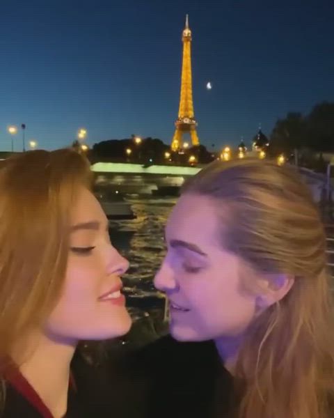 Kissing in front of the Eiffel Tower