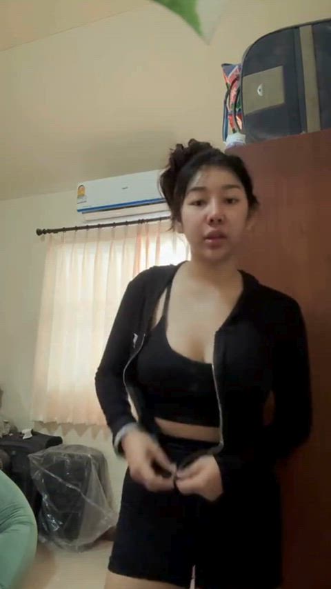 Tell me how many inches your cock is then I’ll say if i’d fuck u on the first date