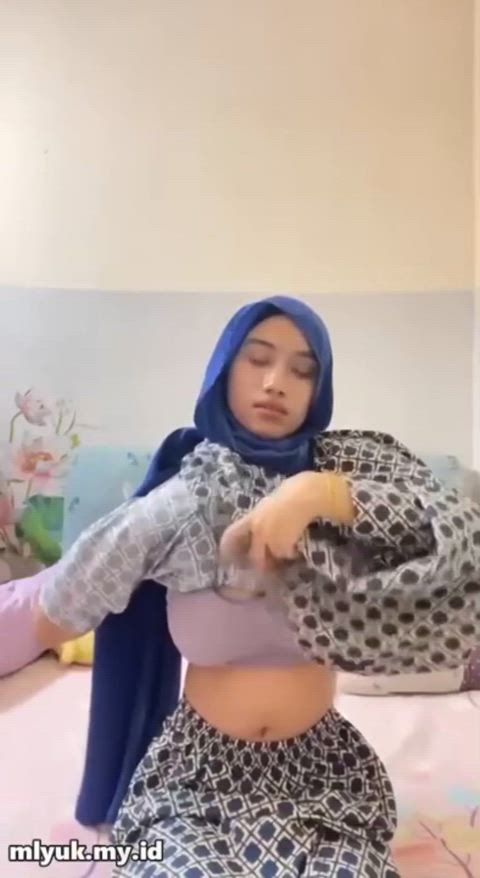 Who is this girl she's gorgeous.