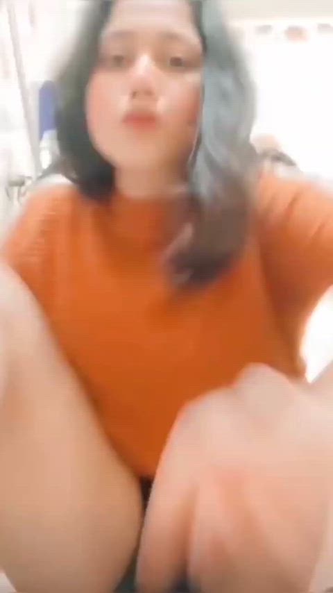 indian desi girl shows her cute clean chumt 💦💦