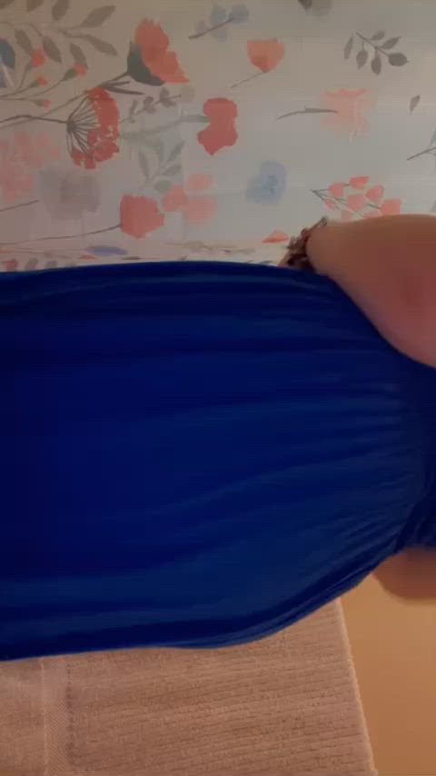 Wanna lift the dress😏
