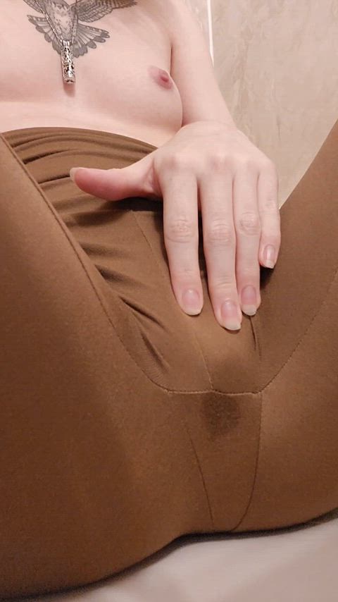 Wetting brown leggings