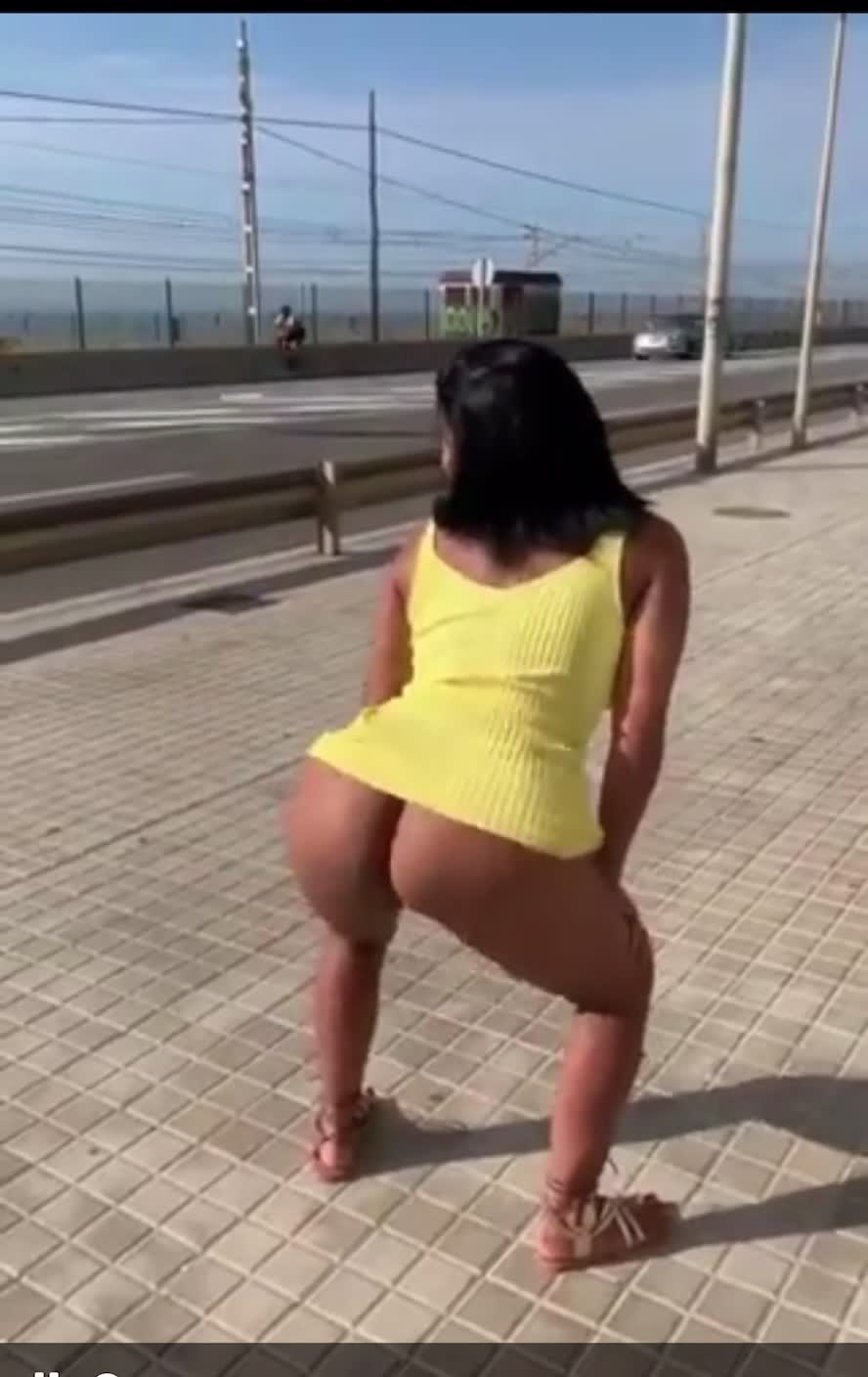 She looks like a fun time 🍑👀😍😍😍