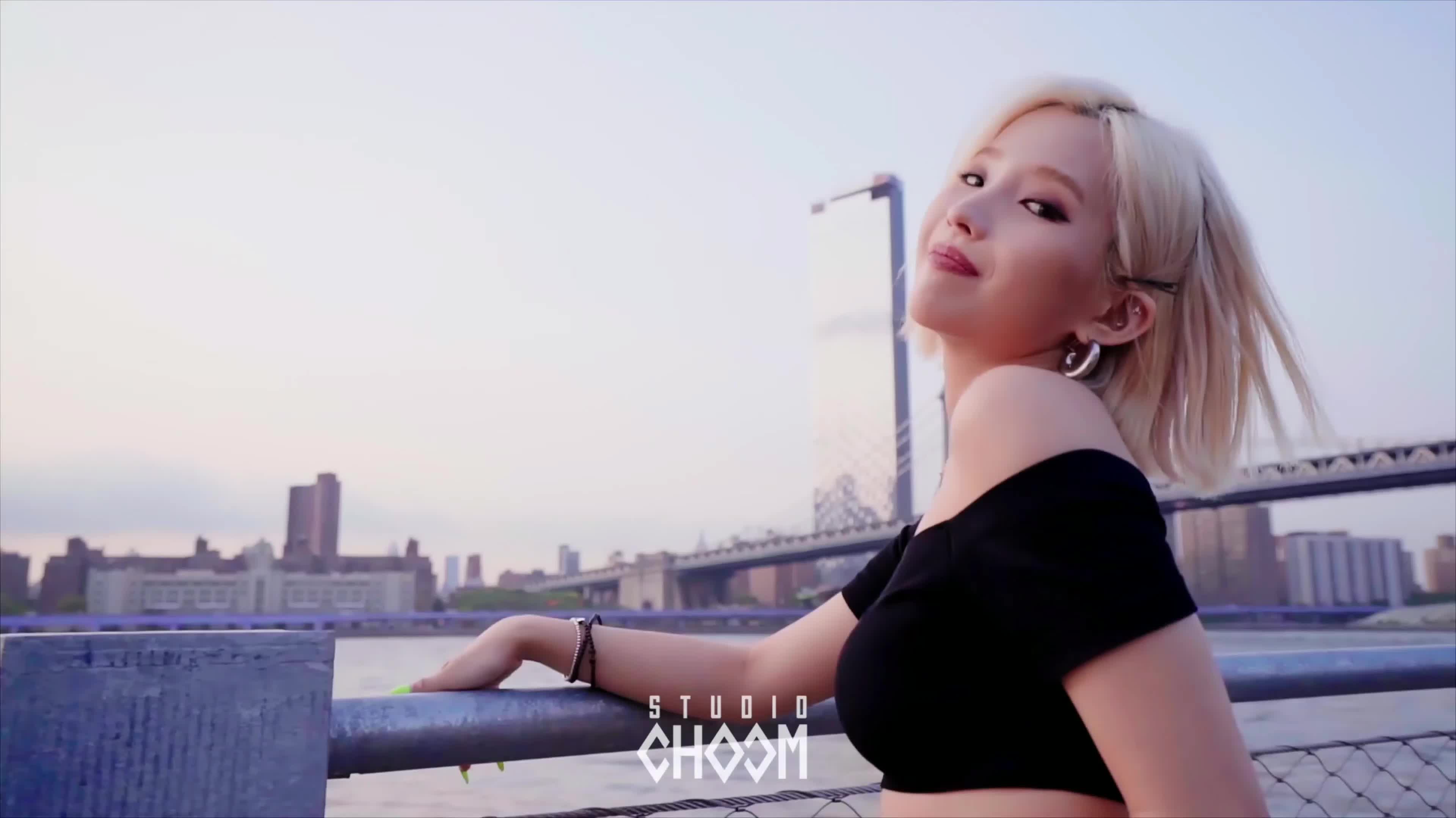 I-DLE - SOYEON - Quick tongue action